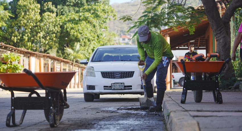 Servicios Públicos realiza lavado de calles para retirar remanentes dejados por las lluvias