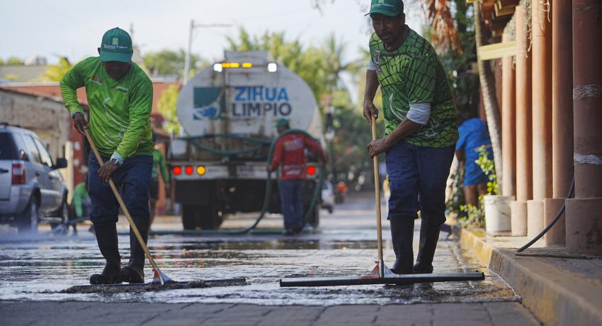 Servicios Públicos realiza lavado de calles para retirar remanentes dejados por las lluvias