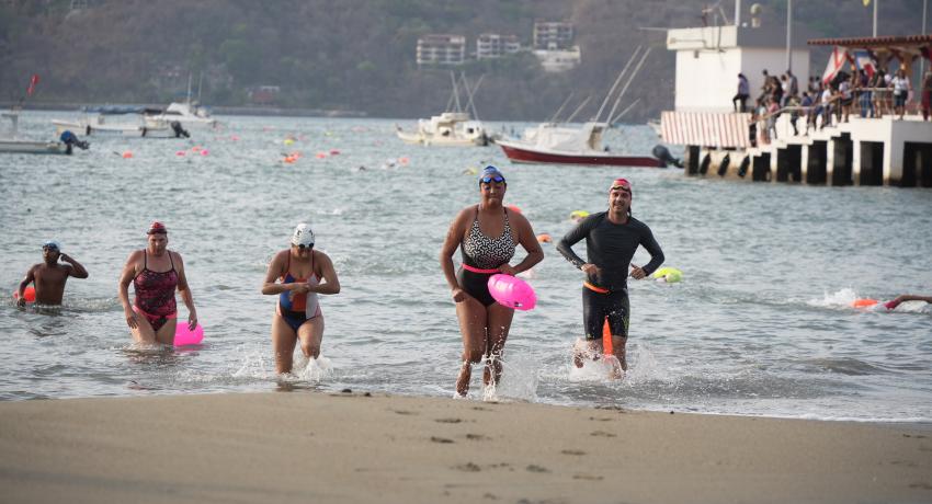 Se realiza la 5.ª edición de la competencia del Cruce a Nado de la Bahía.