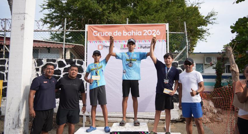 Se realiza la 5.ª edición de la competencia del Cruce a Nado de la Bahía.