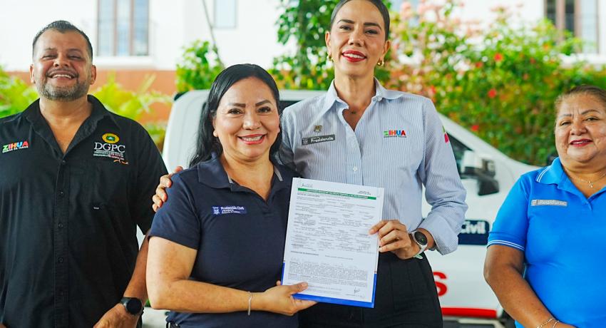 Lizette Tapia Castro entrega vehículo y uniformes a la Dirección de Protección Civil y Bomberos de Zihuatanejo