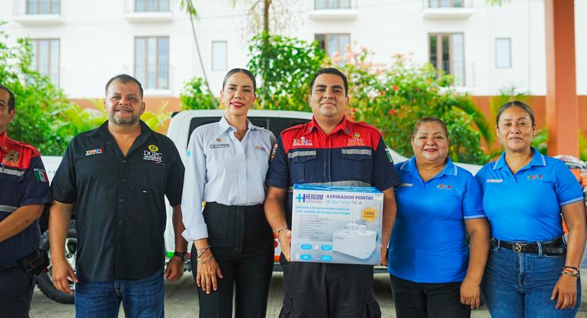 Lizette Tapia Castro entrega vehículo y uniformes a la Dirección de Protección Civil y Bomberos de Zihuatanejo