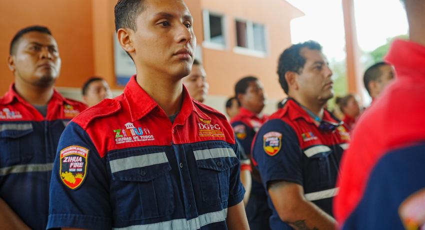 Lizette Tapia Castro entrega vehículo y uniformes a la Dirección de Protección Civil y Bomberos de Zihuatanejo