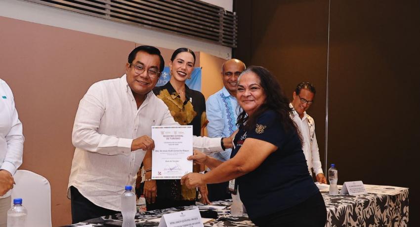 Asiste la presidenta Lizette Tapia Castro a la entrega de certificaciones de SECTUR