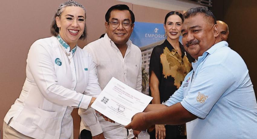 Asiste la presidenta Lizette Tapia Castro a la entrega de certificaciones de SECTUR