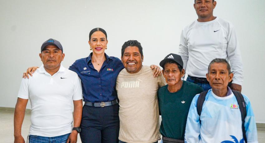 Presidenta Lizette Tapia Castro apoya con uniformes a comerciantes que laboran en playas del municipio