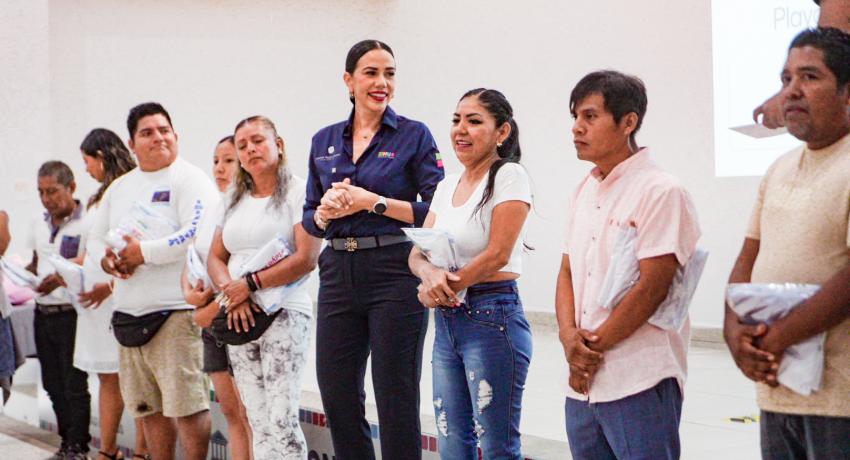 Presidenta Lizette Tapia Castro apoya con uniformes a comerciantes que laboran en playas del municipio