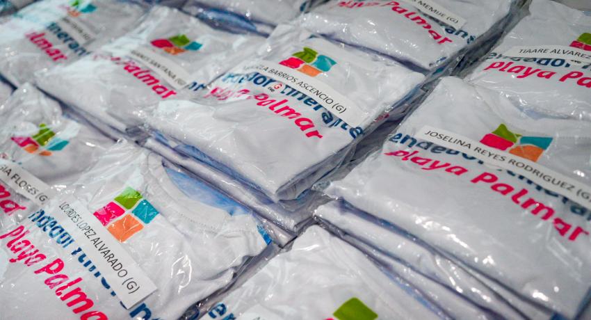 Presidenta Lizette Tapia Castro apoya con uniformes a comerciantes que laboran en playas del municipio