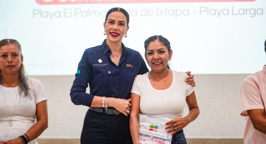 Presidenta Lizette Tapia Castro apoya con uniformes a comerciantes que laboran en playas del municipio