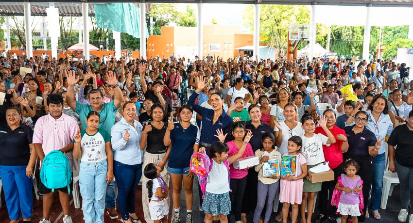 Presidenta Lizette Tapia Castro entrega útiles escolares subsidiados para el regreso a clases