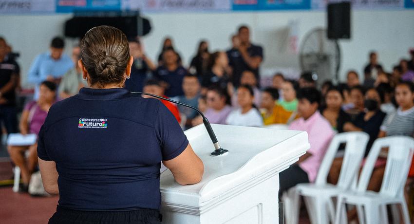 Presidenta Lizette Tapia Castro entrega útiles escolares subsidiados para el regreso a clases