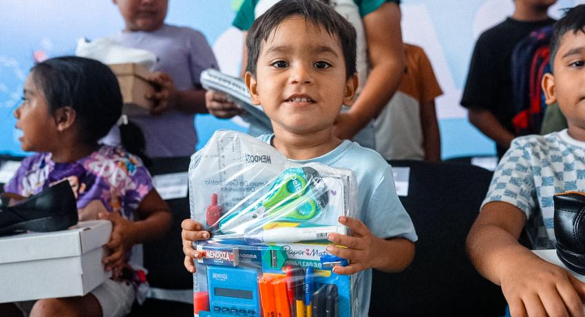 Presidenta Lizette Tapia Castro entrega útiles escolares subsidiados para el regreso a clases