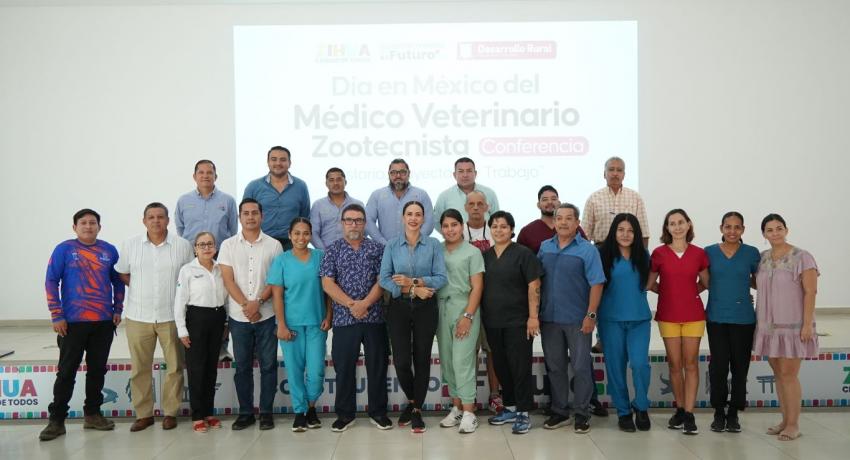 Se reúnen médicos veterinarios con la presidenta Lizette Tapia Castro