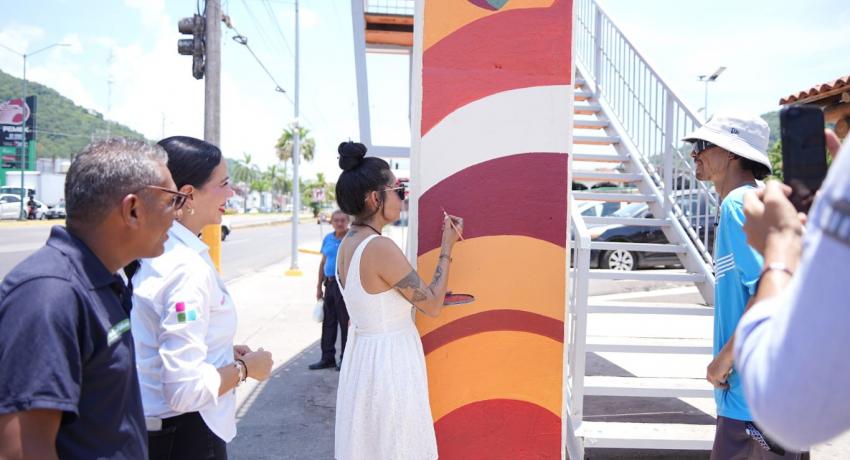 Servicios Públicos inicia el cambio de imagen urbana de los puentes peatonales de Zihuatanejo