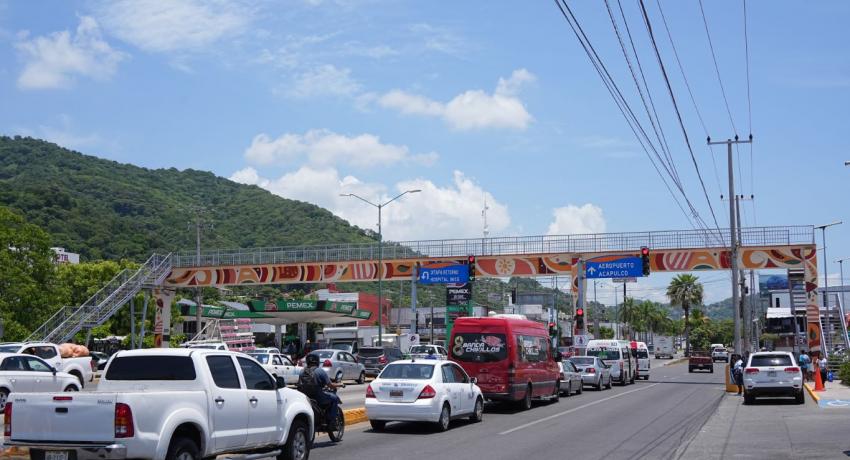 Servicios Públicos inicia el cambio de imagen urbana de los puentes peatonales de Zihuatanejo