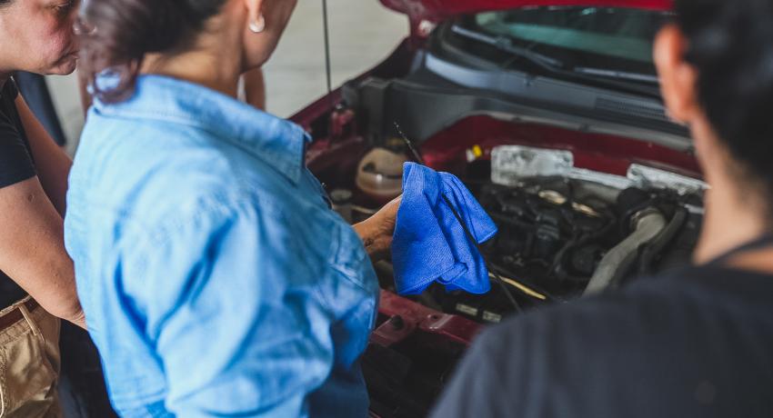 Gobierno de Zihuatanejo imparte capacitación sobre mecánica automotriz a grupo de mujeres