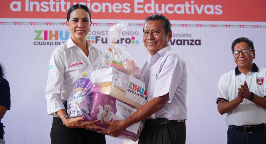 Presidenta Lizette Tapia Castro cumple con segunda entrega de material de limpieza a escuelas