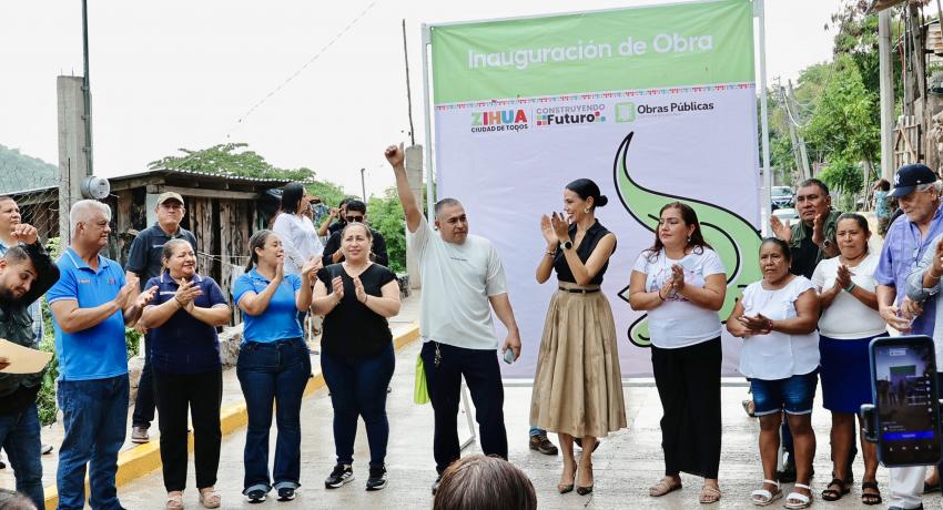Entrega Lizette Tapia Castro calle y andador pavimentados