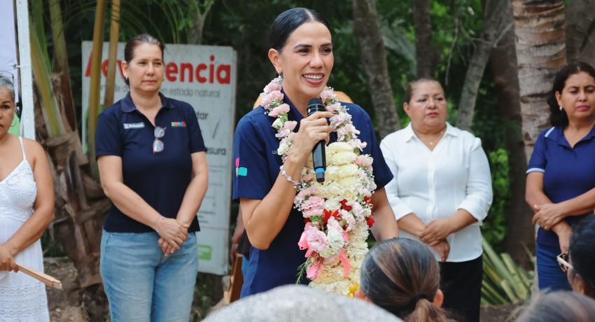 Lizette Tapia Castro da banderazo de arranque a obra en la colonia Las Azucenas del Coacoyul
