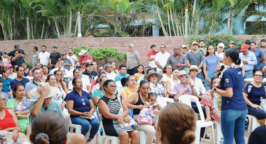 Lizette Tapia Castro da banderazo de arranque a obra en la colonia Las Azucenas del Coacoyul