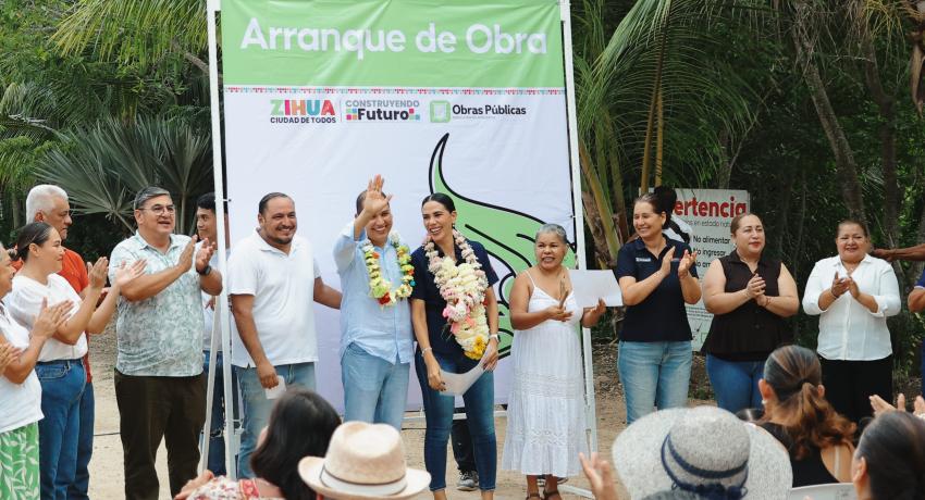 Lizette Tapia Castro da banderazo de arranque a obra en la colonia Las Azucenas del Coacoyul