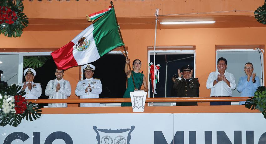 Gran festejo por el Grito de Independencia en Zihuatanejo