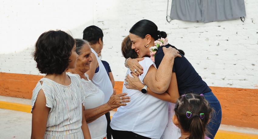 Lizette Tapia Castro entrega nueva calle en la colonia 20 de Noviembre de Agua de Correa