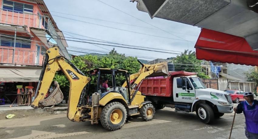 Gobierno de Zihuatanejo atiende limpieza en vialidades luego de la intensa lluvia de la madrugada de este domingo