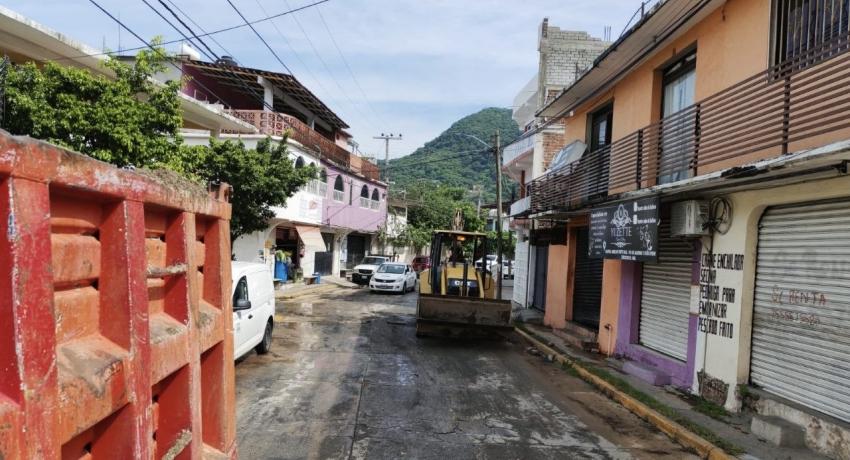 Gobierno de Zihuatanejo atiende limpieza en vialidades luego de la intensa lluvia de la madrugada de este domingo