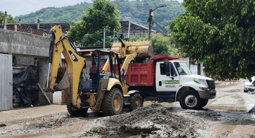 Gobierno de Zihuatanejo atiende limpieza en vialidades luego de la intensa lluvia de la madrugada de este domingo