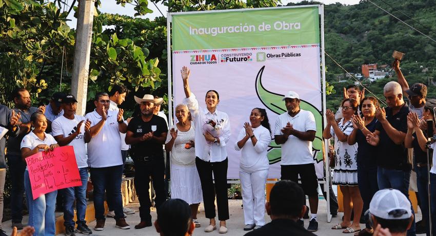 Entrega Lizette Tapia Castro dos andadores en la colonia CTM