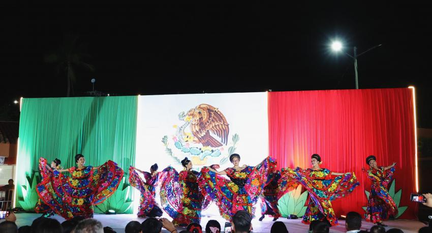 Gran festejo por el Grito de Independencia en Zihuatanejo