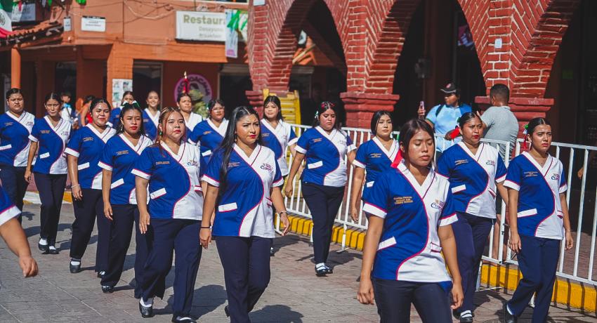 Desfile de la Independencia organizado por el Gobierno de Zihuatanejo, ordenado y con alta participación