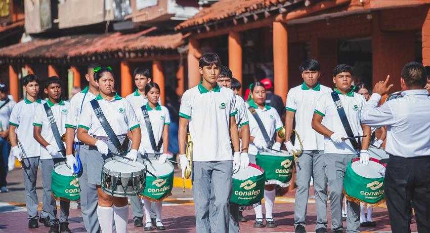 Desfile de la Independencia organizado por el Gobierno de Zihuatanejo, ordenado y con alta participación