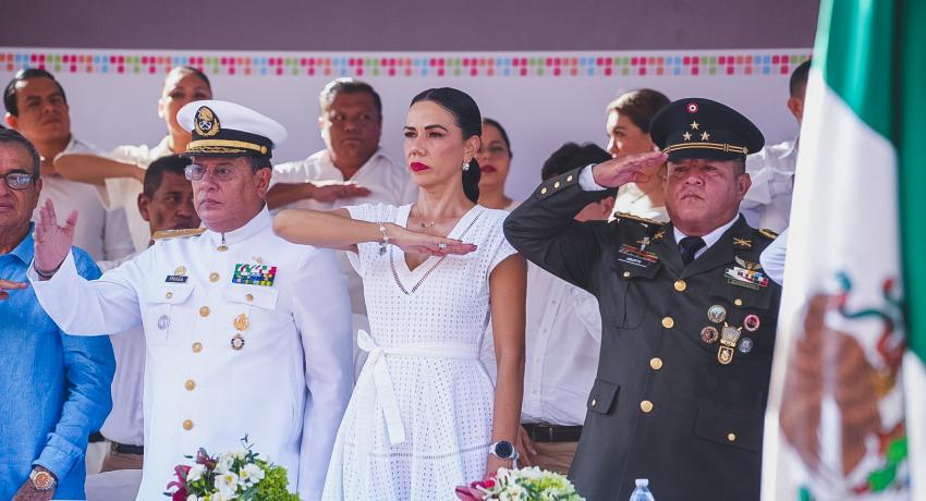 Desfile de la Independencia organizado por el Gobierno de Zihuatanejo, ordenado y con alta participación