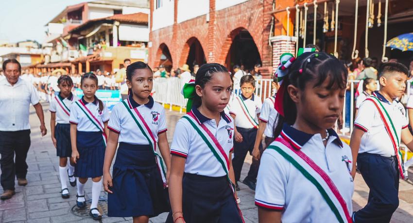 Desfile de la Independencia organizado por el Gobierno de Zihuatanejo, ordenado y con alta participación