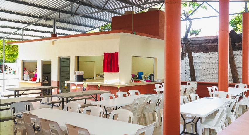 Presidenta Lizette Tapia Castro entrega cocina-comedor en escuela primaria Xicoténcatl de El Hujal