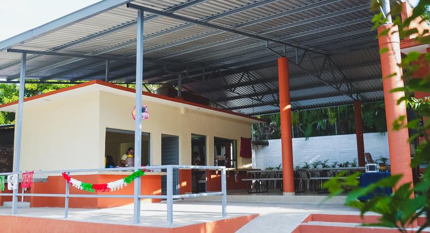 Presidenta Lizette Tapia Castro entrega cocina-comedor en escuela primaria Xicoténcatl de El Hujal