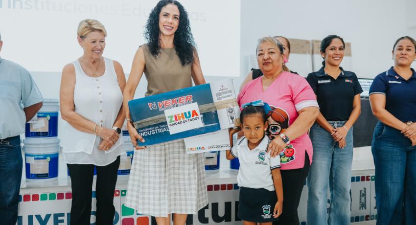 Presidenta Lizette Tapia Castro entrega apoyos a escuelas para beneficiar a más de 2,800 alumnos
