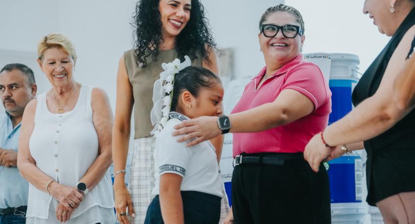 Presidenta Lizette Tapia Castro entrega apoyos a escuelas para beneficiar a más de 2,800 alumnos