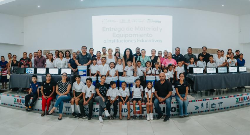 Presidenta Lizette Tapia Castro entrega apoyos a escuelas para beneficiar a más de 2,800 alumnos