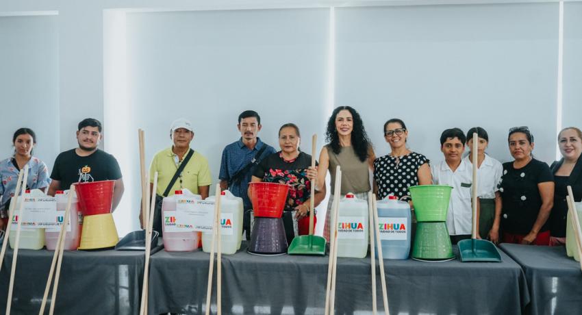 Presidenta Lizette Tapia Castro entrega apoyos a escuelas para beneficiar a más de 2,800 alumnos