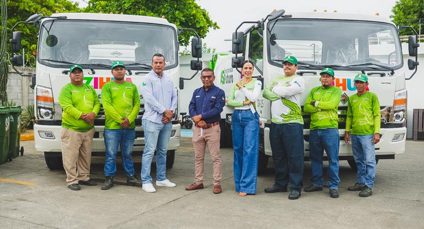Gobierno de Zihuatanejo entrega dos camiones prensa a Servicios Públicos