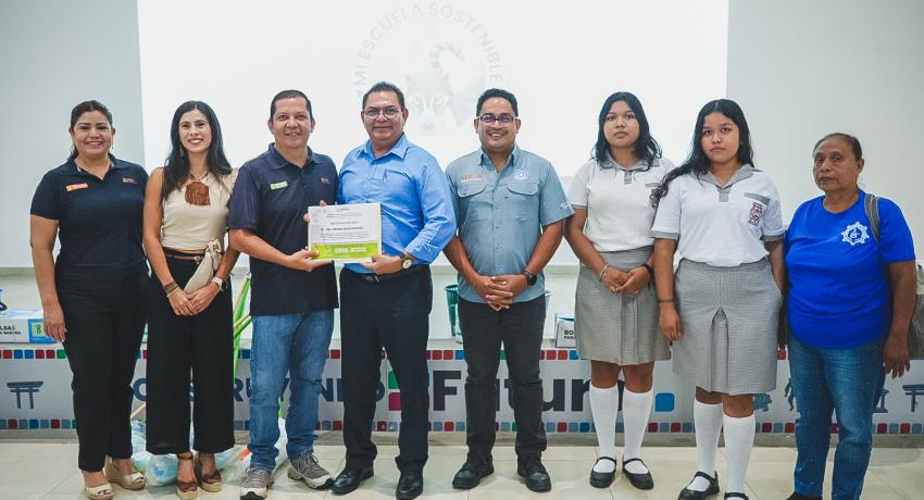 Gobierno de Zihuatanejo premia a escuelas por su participación en la protección de la tortuga marina