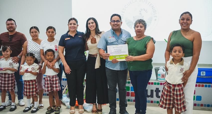 Gobierno de Zihuatanejo premia a escuelas por su participación en la protección de la tortuga marina