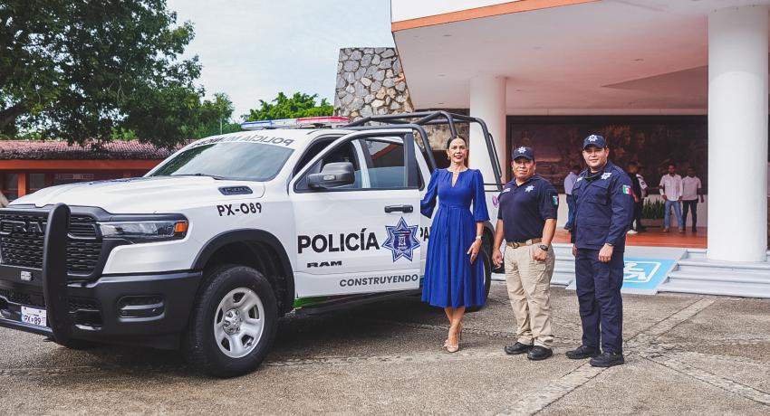 Entrega Lizette Tapia cuatro vehículos a áreas municipales
