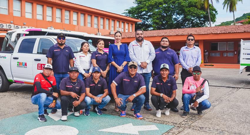 Entrega Lizette Tapia cuatro vehículos a áreas municipales