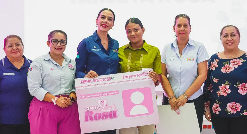 Lizette Tapia Castro entrega la Tarjeta Rosa a mujeres y hombres afectados por el cáncer