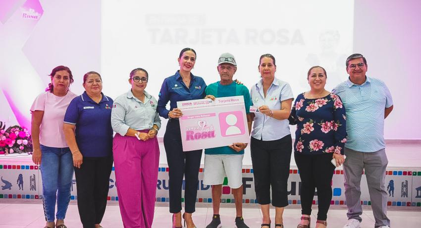 Lizette Tapia Castro entrega la Tarjeta Rosa a mujeres y hombres afectados por el cáncer