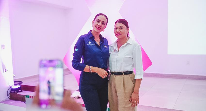 Lizette Tapia Castro entrega la Tarjeta Rosa a mujeres y hombres afectados por el cáncer
